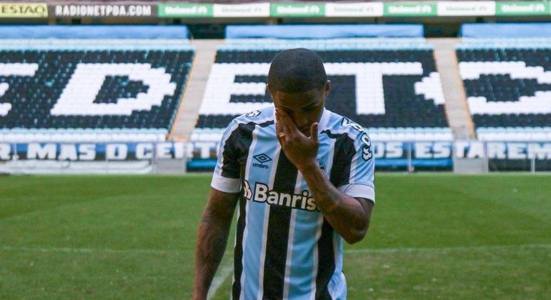 Douglas Costa no Atlético Mineiro em 2022? abraço em Cuca reforça especulações