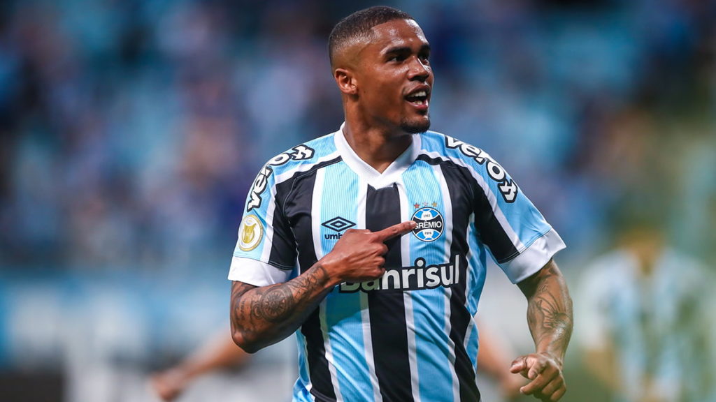 Douglas Costa acetando com o Galo