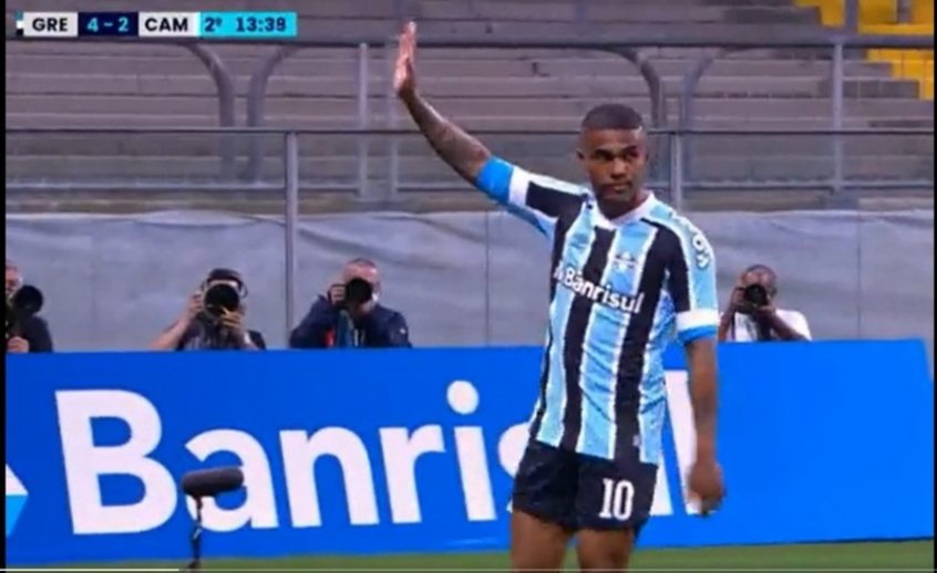 Douglas Costa no Galo em 2022? abraço em Cuca reforça especulações