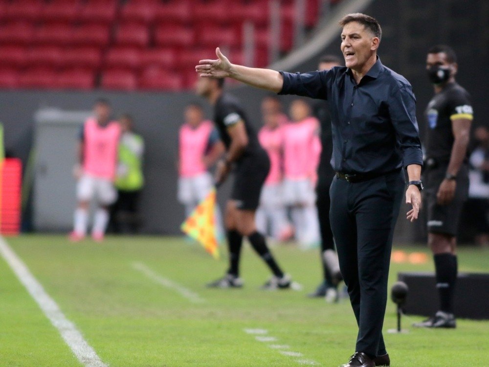 Atlético tenta investida em treinador argentino mas negociações esfriam; confira