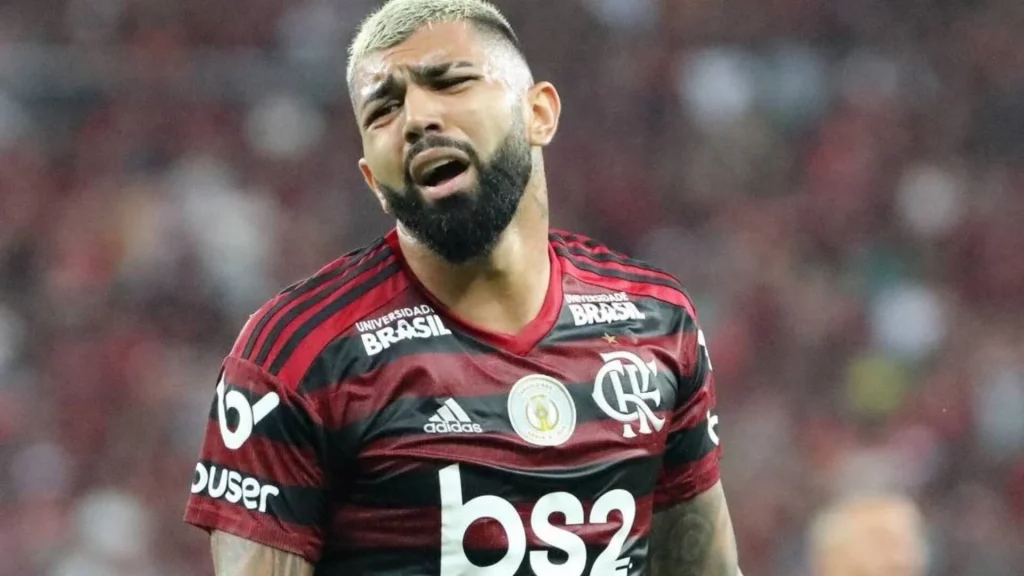 Galo: Gabigol, do Flamengo, ironiza cartão amarelo para Hulk, do Atlético; confira