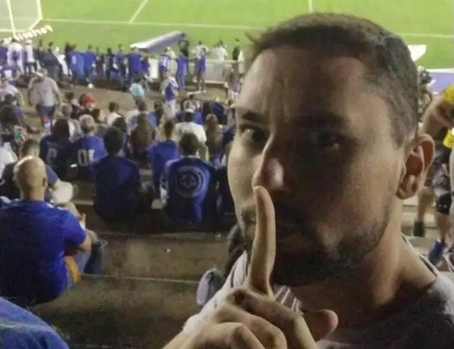 Atleticano se infiltra na torcida do Cruzeiro e ironiza tropeço na Série B