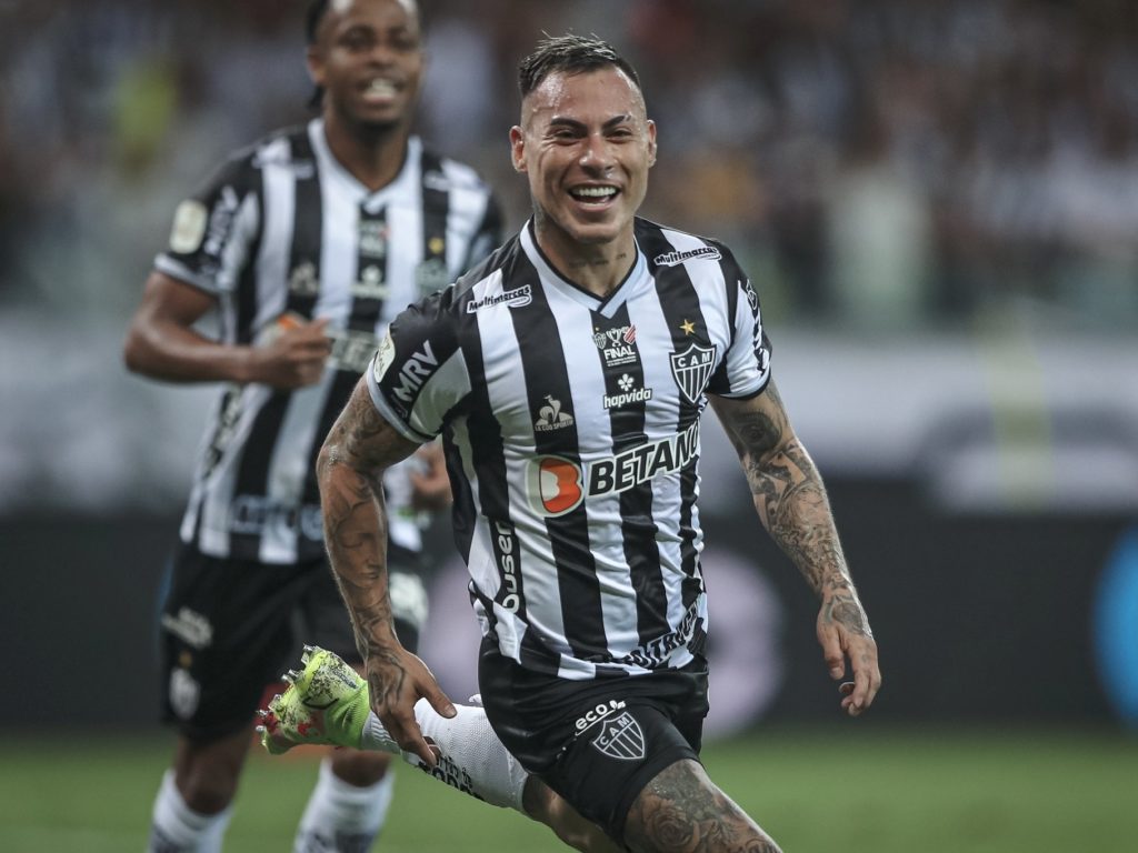 Galo e Vargas chegam a um acordo e diretoria anuncia se vai renovar ou não com o atacante; confira