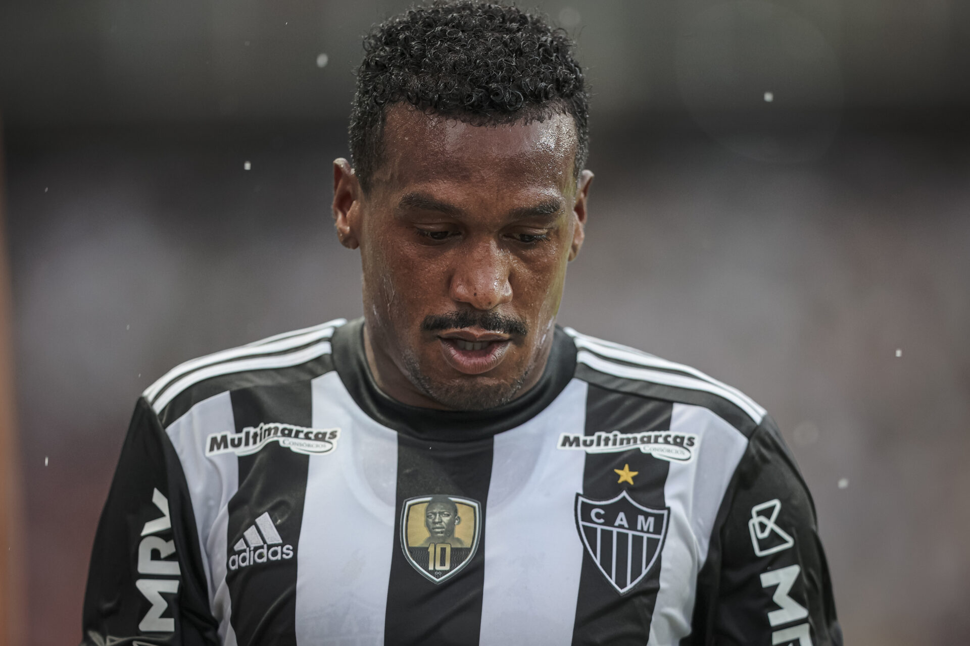 Improvisado na lateral, Edenilson garante dedicação extra no Galo