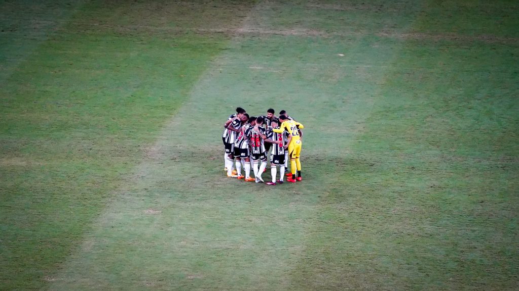 Grêmio é superior e vence o Libertad por 2 a 0 no jogo de ida das