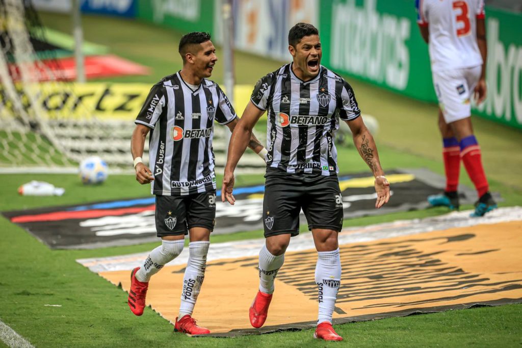 Zaracho e Hulk com a camisa do Atlético-MG