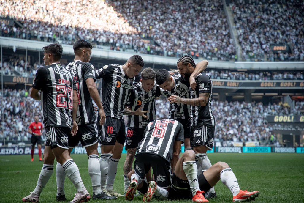 Jogares do Atlético-MG pendurados para o clássico