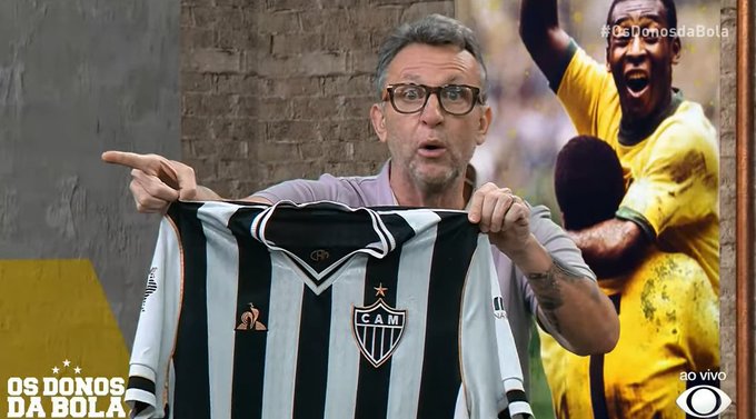 Neto mostrando uma camisa do Atlético-MG