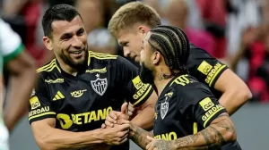 Junior Alonso comemorando gol