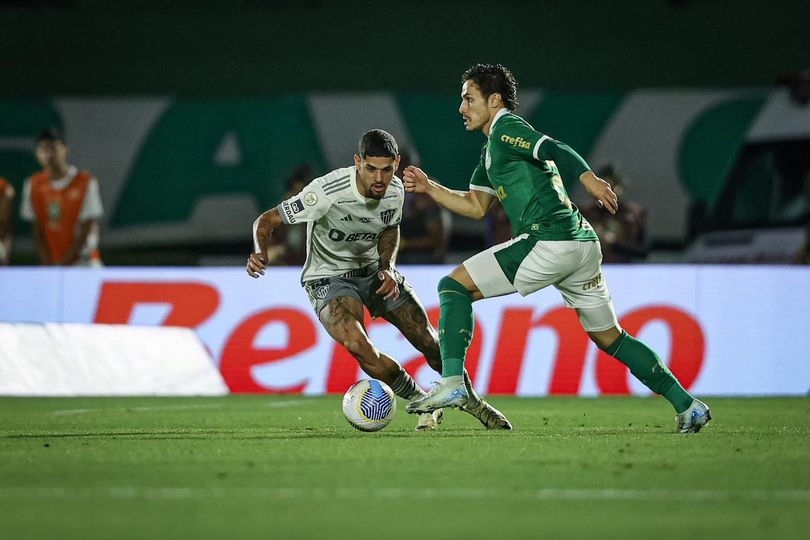 Raphael Veiga em ação no duelo Palmeiras x Atlético-MG