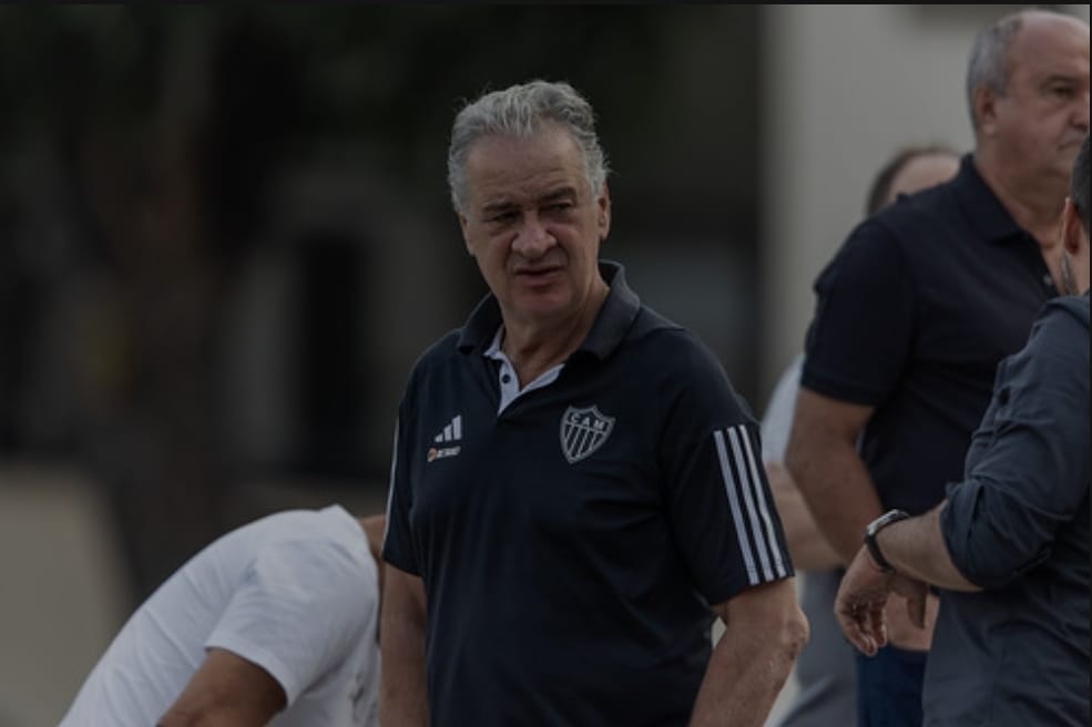 Sérgio Coelho acompanha treino na Cidade do Galo