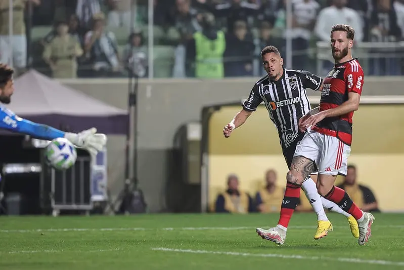 Paulinho em Atlético-MG e Flamengo