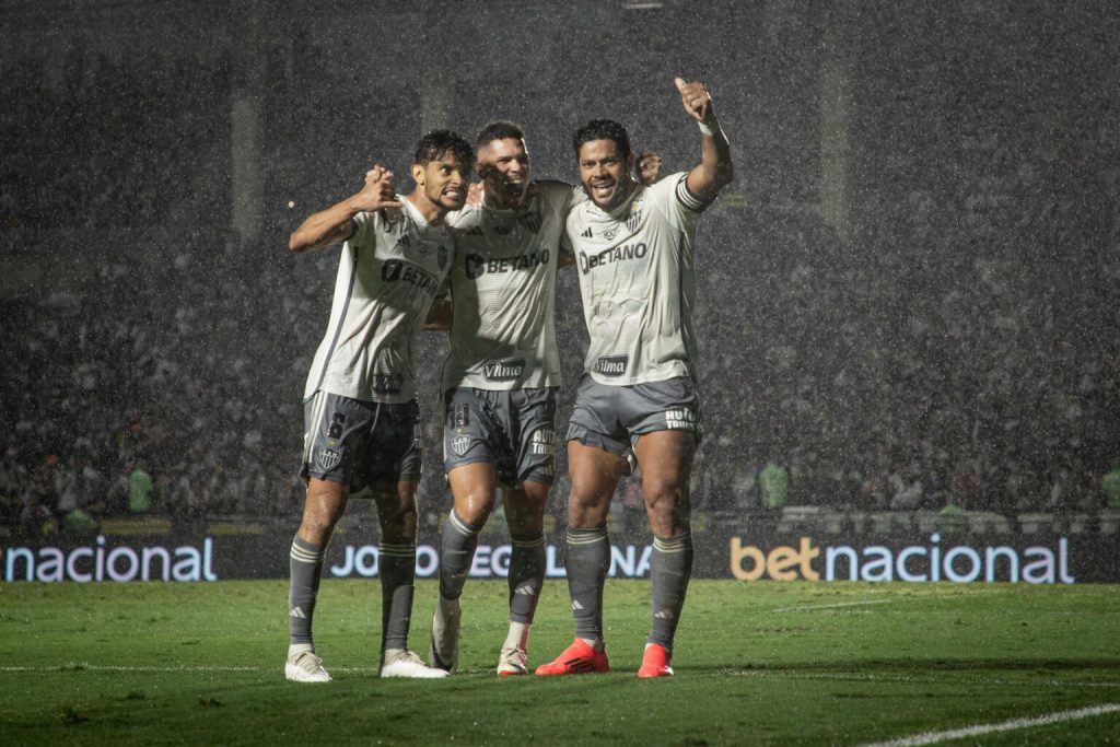 Hulk decisivo em Vasco x Atlético-MG
Paulinho e Scarpa comemorando