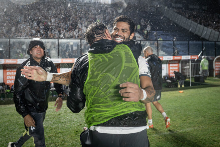 Gabriel Milito e Hulk em Vasco x Atlético-MG