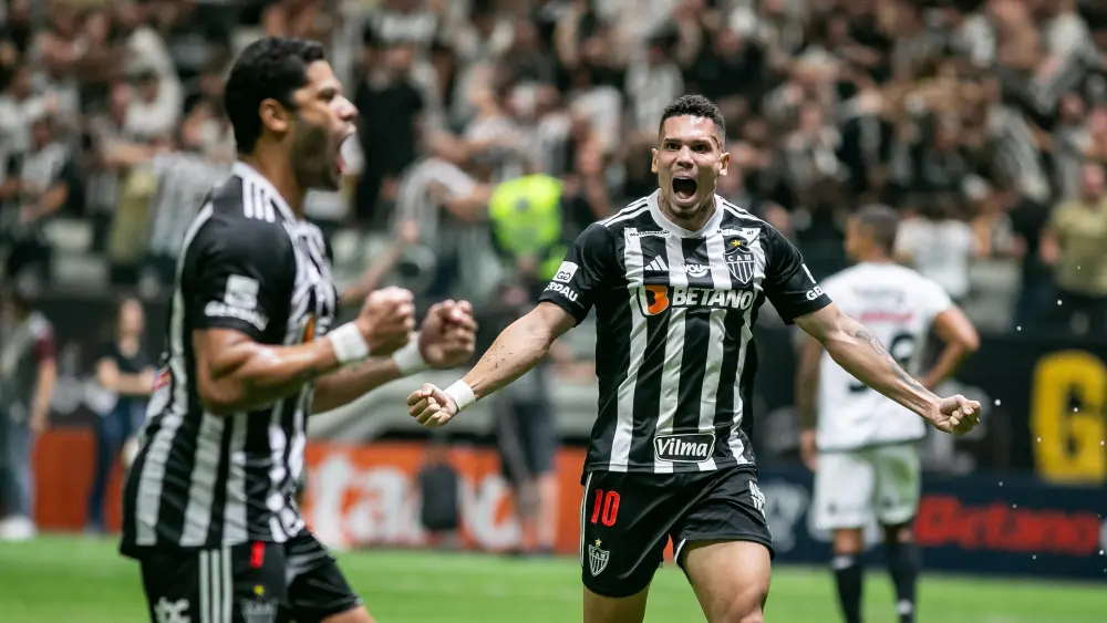 Paulinho comemorando gol pelo Atlético-MG