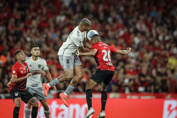 Deyverson mais uma vez foi escalado por Gabriel Milito como titular