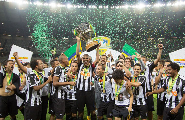 Léo Silva erguendo a taça