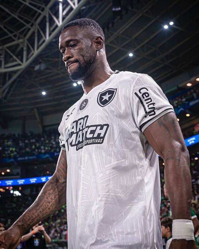 Bastos, zagueiro do Botafogo