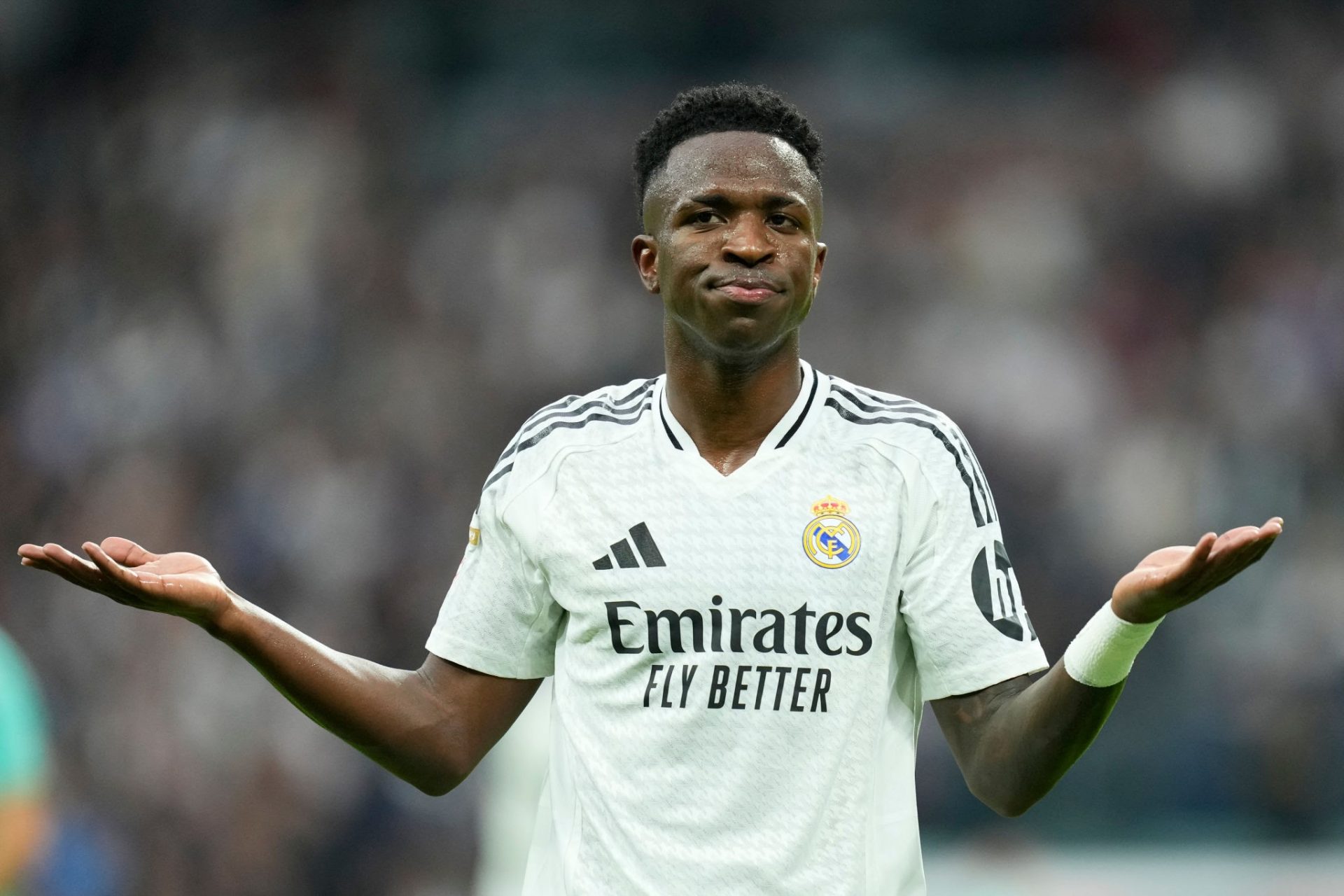 Chấn động: Vinicius bị FIFA treo giò 2 năm vì vi phạm điều luật khó tin, Real Madrid tìm người thay?