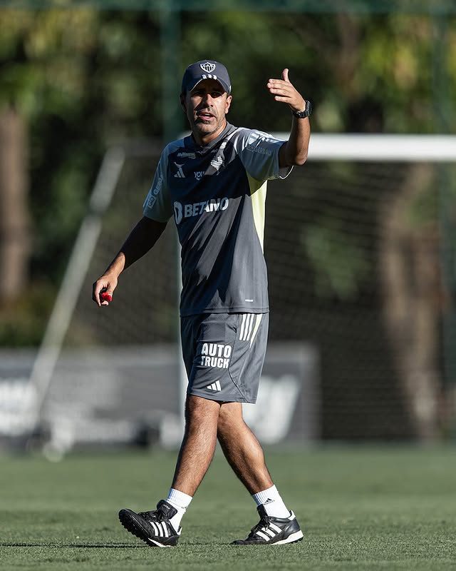 Interino montou a escalação do Galo