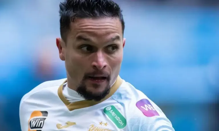 Artur ainda pode ser jogador do Atlético-MG