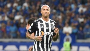 Deyverson atacante perto do Fortaleza