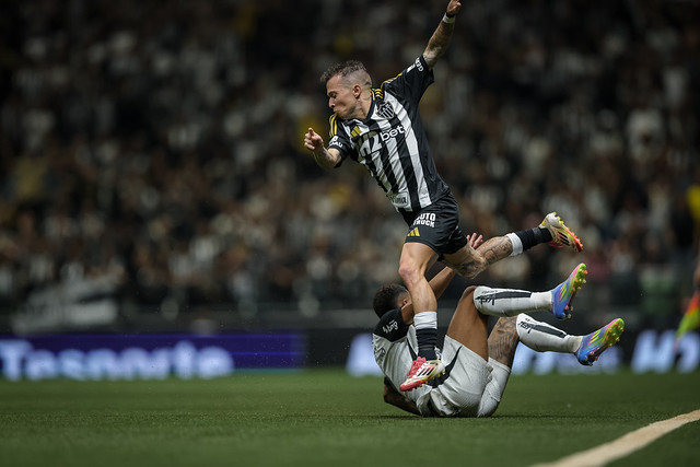 Bernard em ação no primeiro tempo Atlético-MG x Corinthians