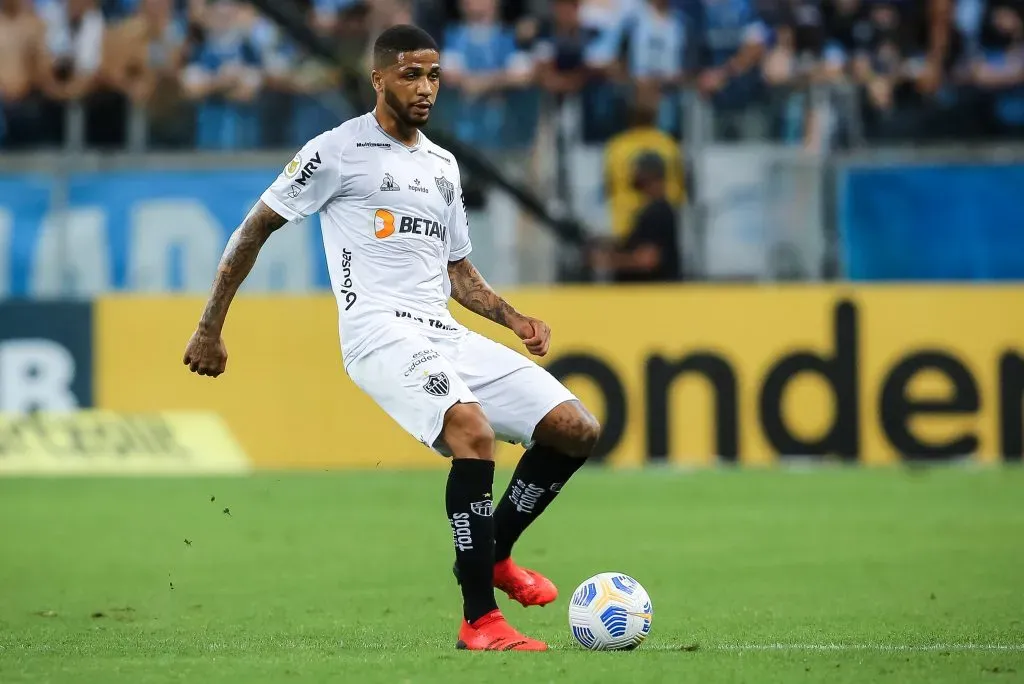 Micael com a camisa do Galo