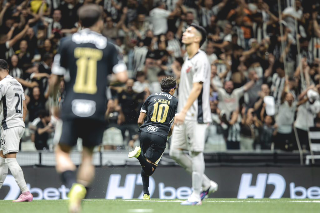 Gustavo Scarpa comemorando