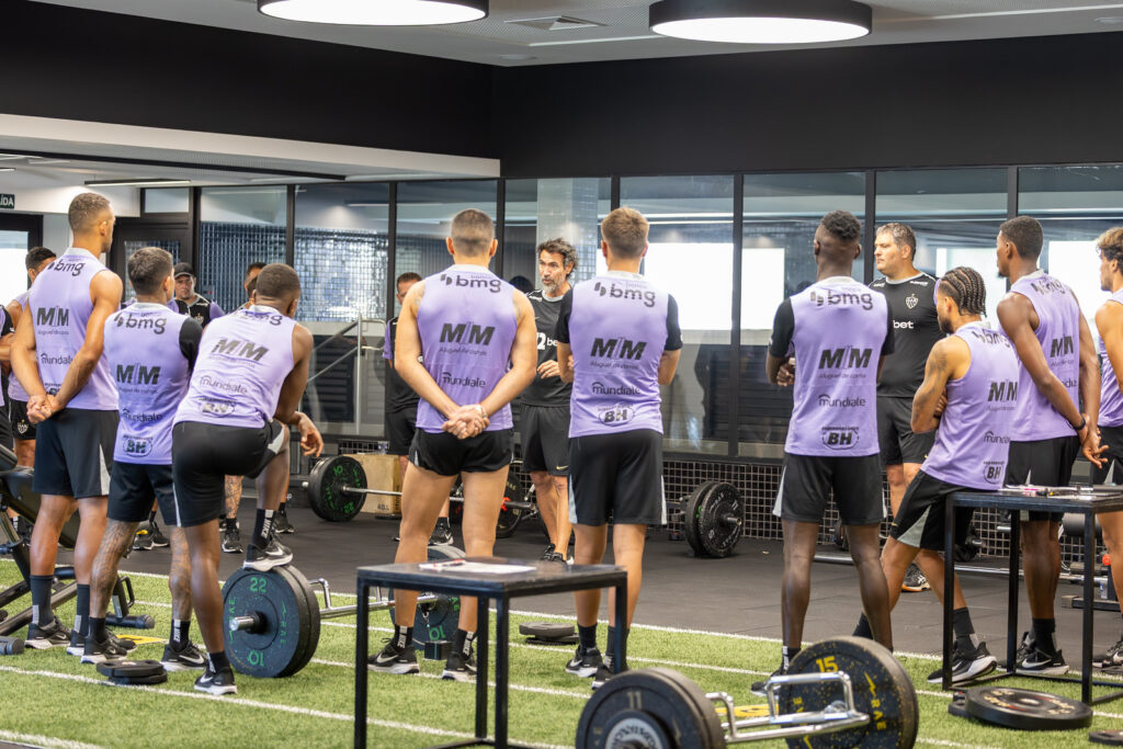 Eduardo Domínguez conversando com os jogadores